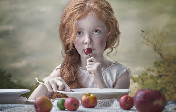 Девочка с яблоками