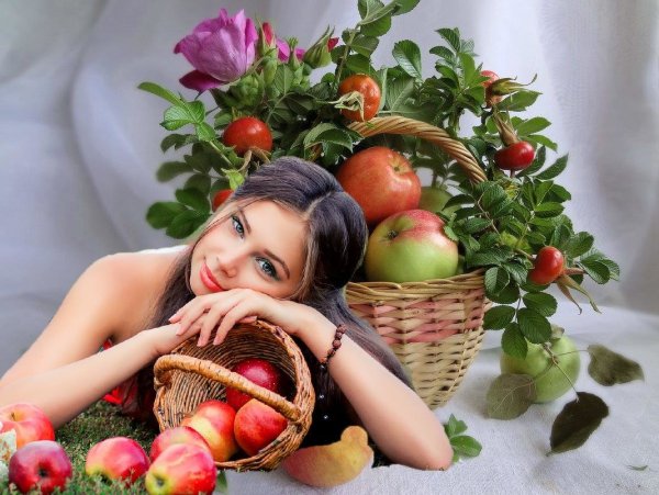 Девушка с фруктами