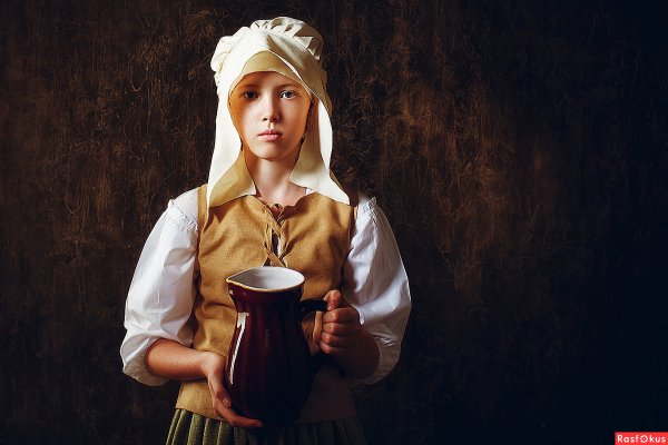 Девочка с подносом картина