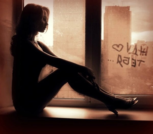 Девушка скучает