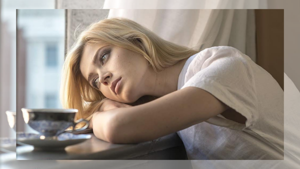 Девушка скучает