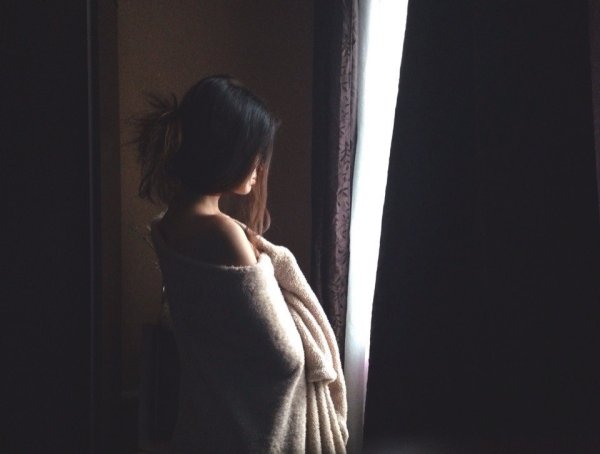 Девушка скучает