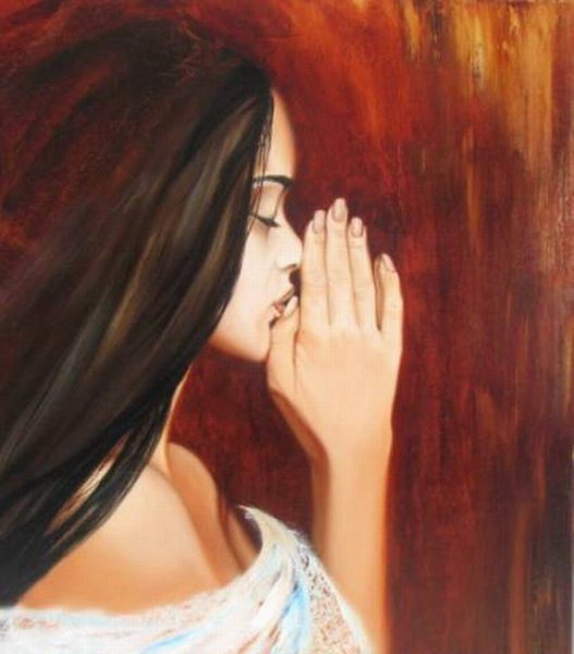 Девушка молится