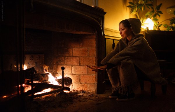 Девушка у камина