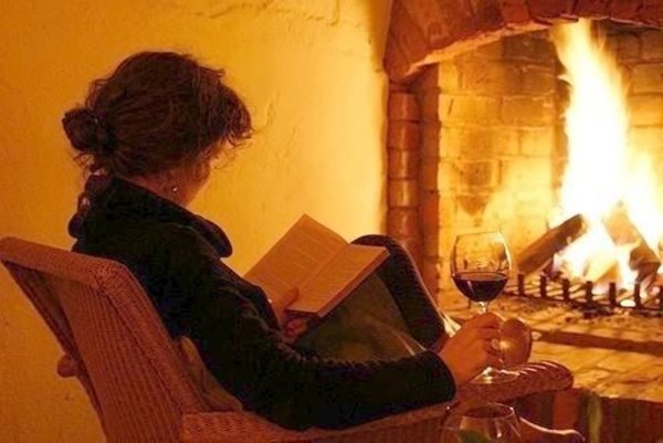 Девушка у камина