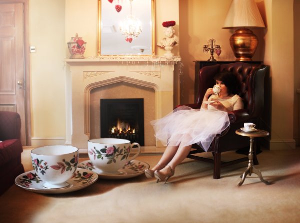 Девушка в красивом интерьере