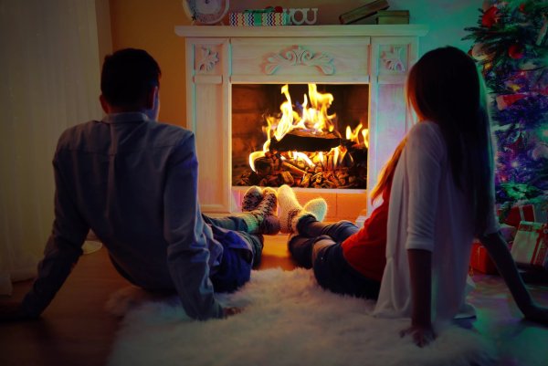 Люди возле камина
