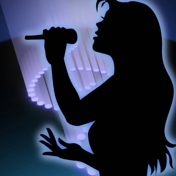 Девушка поет