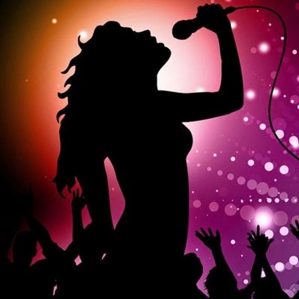 Девушка с микрофоном силуэт