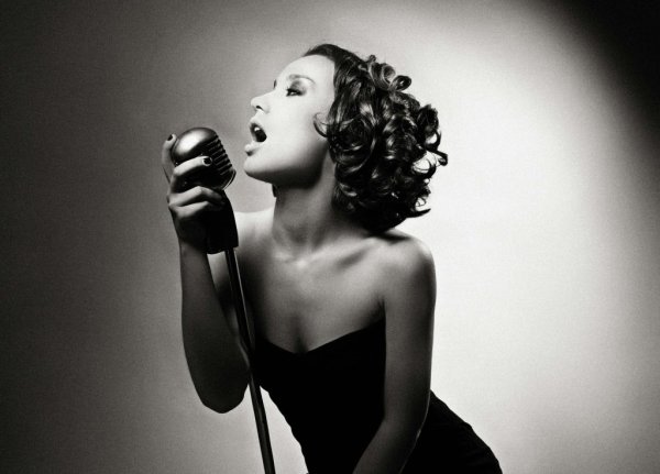 Девушка поет