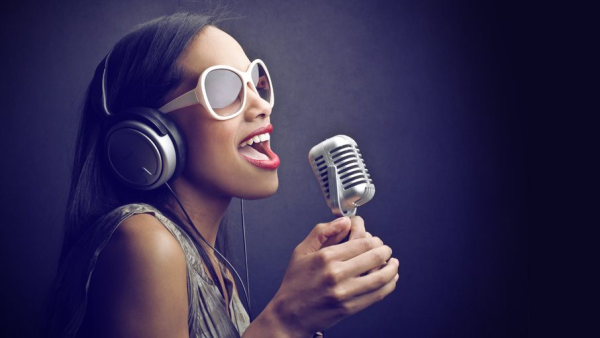 Девушка с микрофоном
