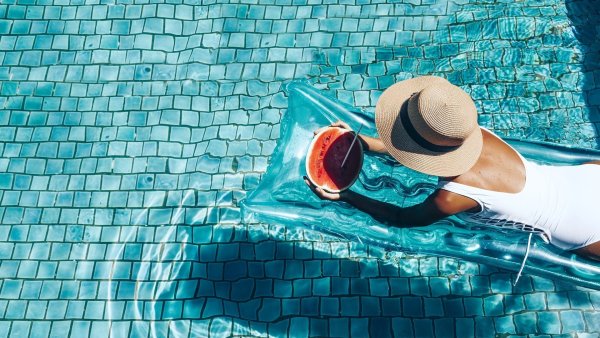 Девушка бассейн лето