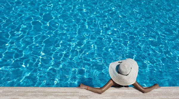 Девушка в бассейне на море