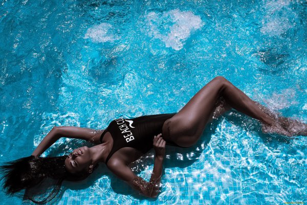 Девушка в бассейне