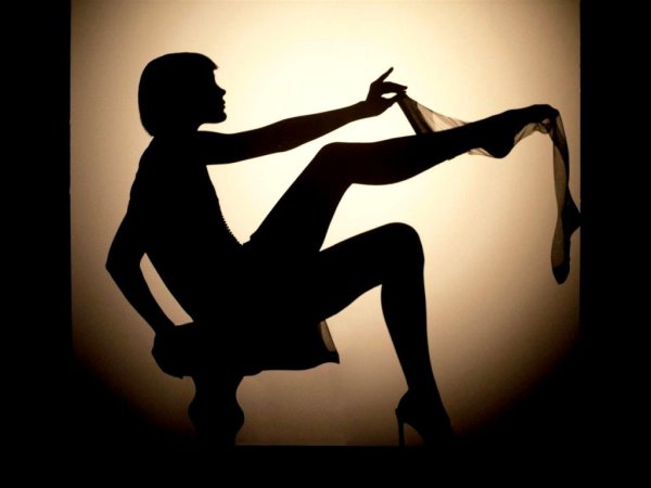 Одевает чулки