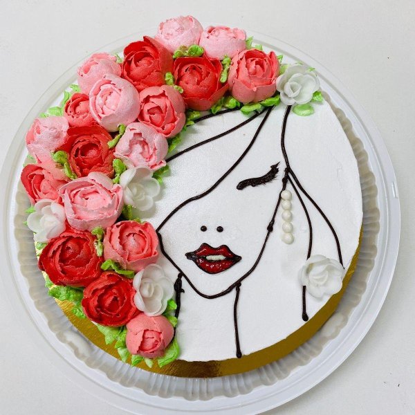 Торт с нарисованным лицом девушки