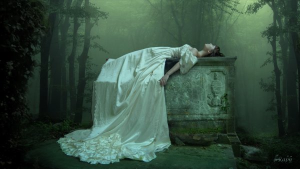 Мертвая девушка в платье