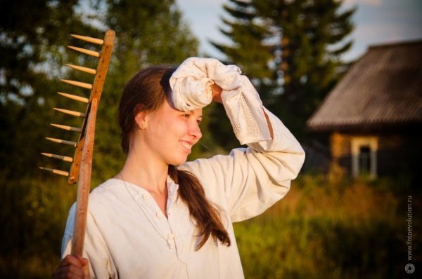 Девушка крестьянка в поле