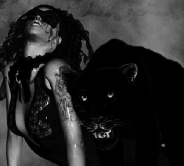 Брюнетка с пантерой