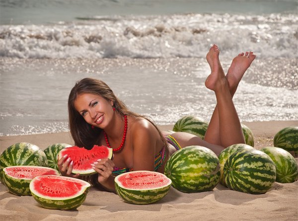 Девушка с арбузом на пляже
