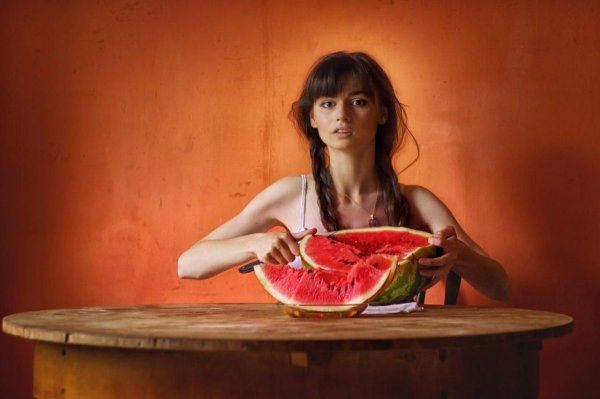 Девушка ест Арбуз