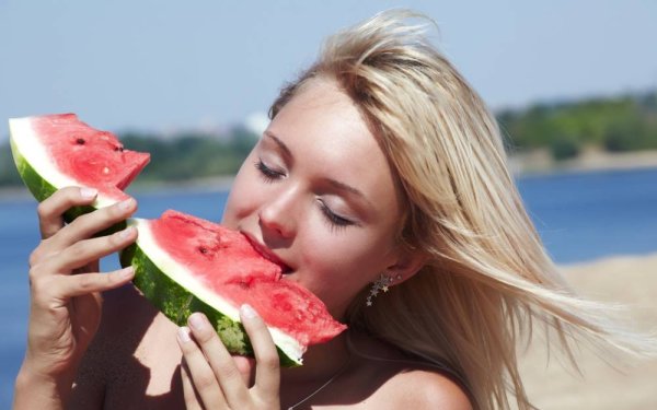 Девушка с арбузом