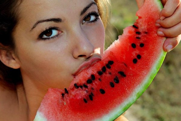 Девушка с арбузом