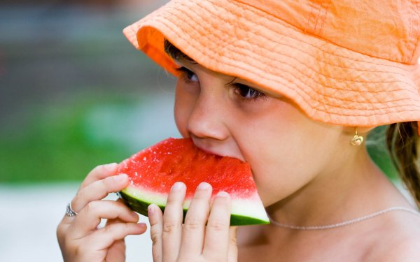 Девушка с арбузом