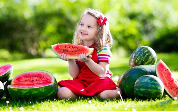 Девушка с арбузом на пляже