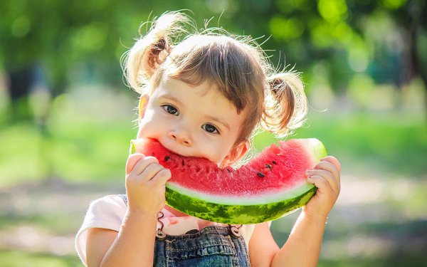 Девушка с арбузом