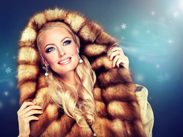 Красивая женщина в шубе