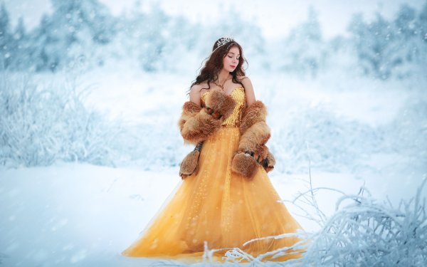 Девушка в шубе