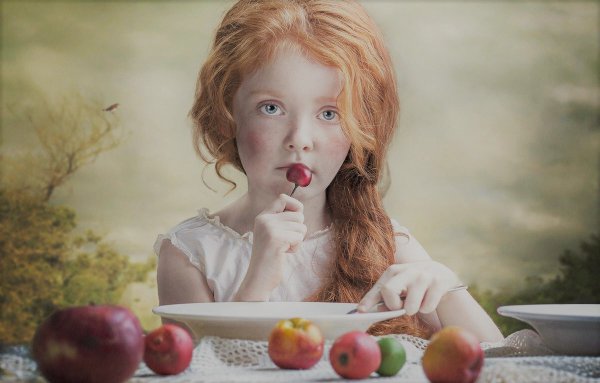 Девочка с фруктами