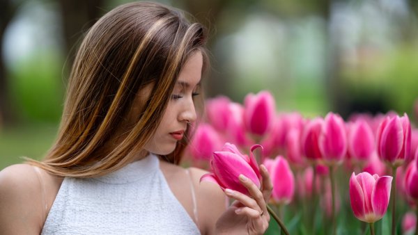 Девушка с тюльпанами улыбается