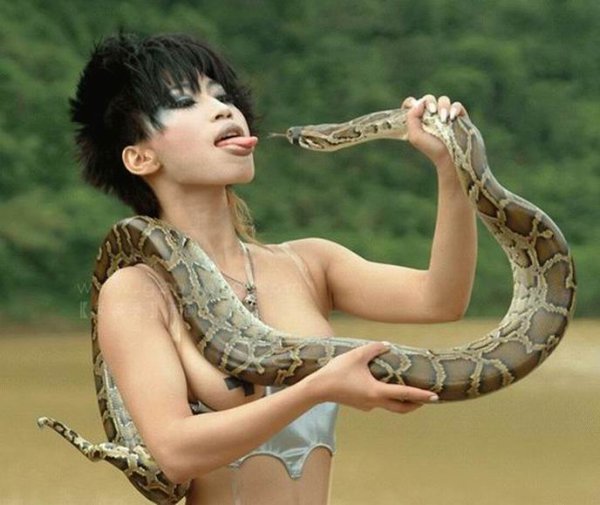 Девушка похожая на змею