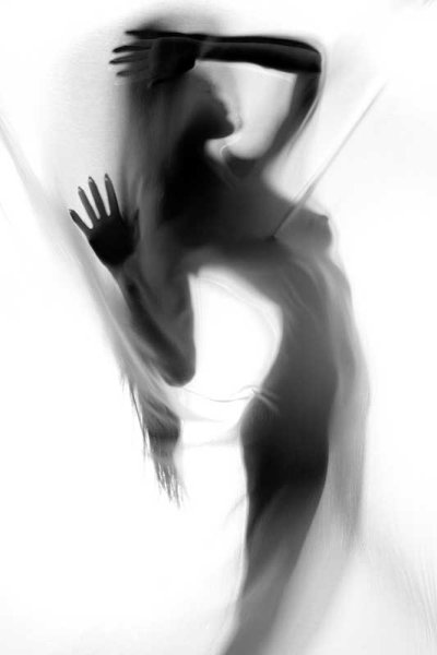 Силуэт девушки за стеклом