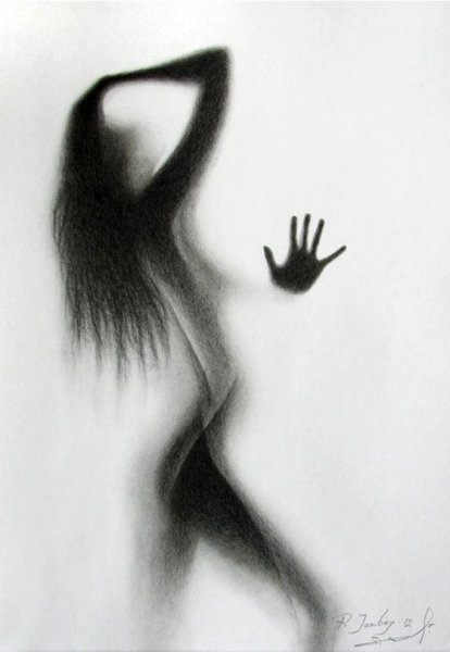 Женский силуэт за матовым стеклом