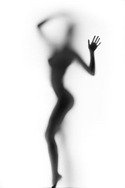 Силуэт девушки за стеклом