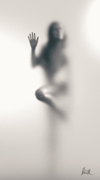 Женский силуэт за стеклом