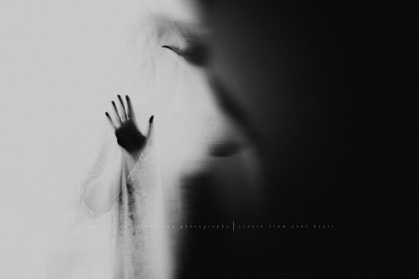 Силуэт за матовым стеклом