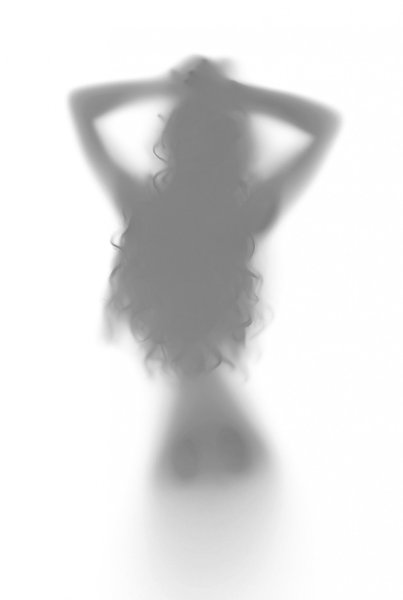 Женский силуэт за матовым стеклом