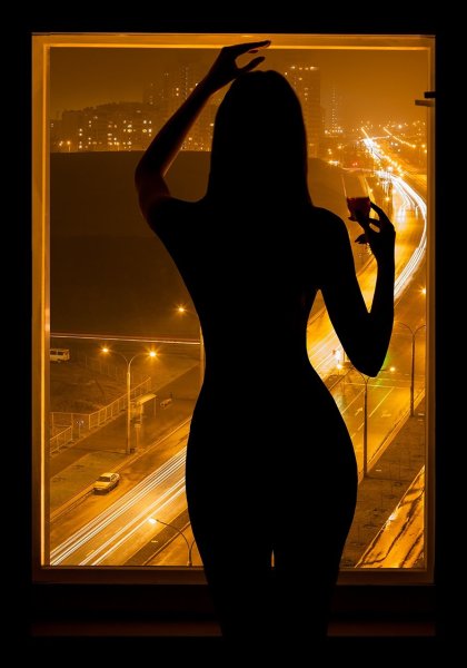 Силуэт девушки за стеклом