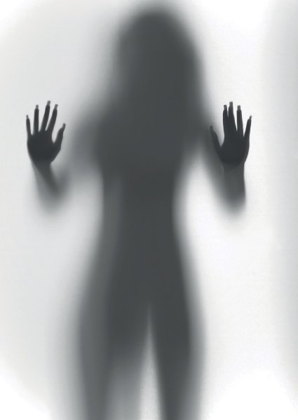 Женский силуэт за матовым стеклом