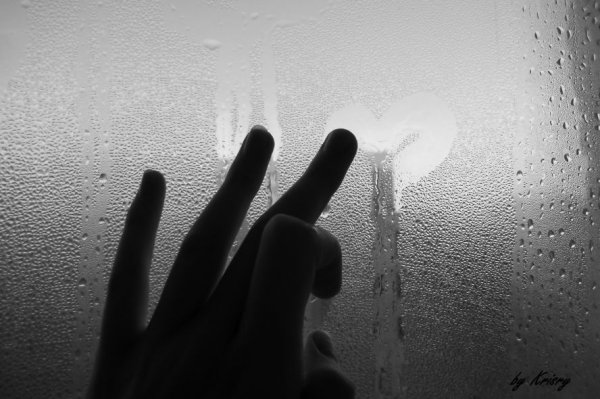 Женский силуэт за стеклом