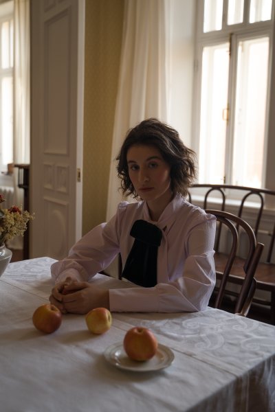 Серов девушка с персиками