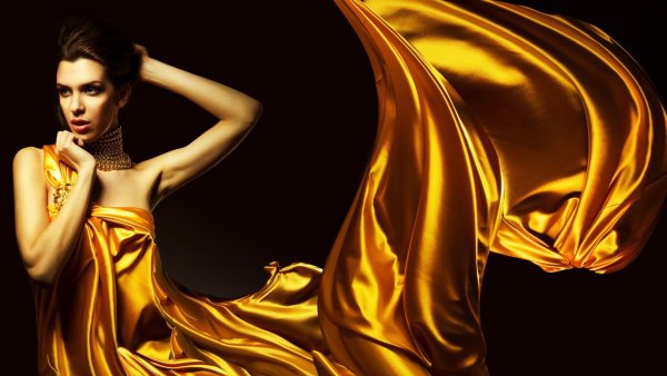 Женщина в золотом платье