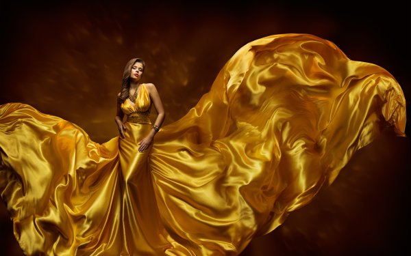 Девушка в золотистом платье