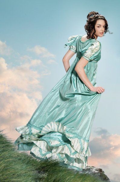 Красивые девушки в голубом платье