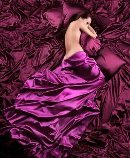 Девушка и шелковая ткань