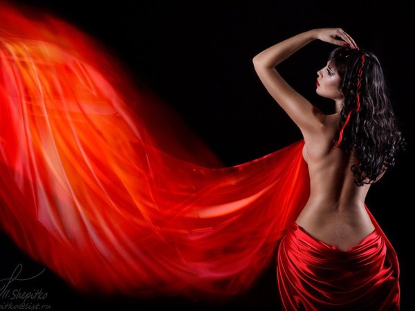 Девушка в ткани